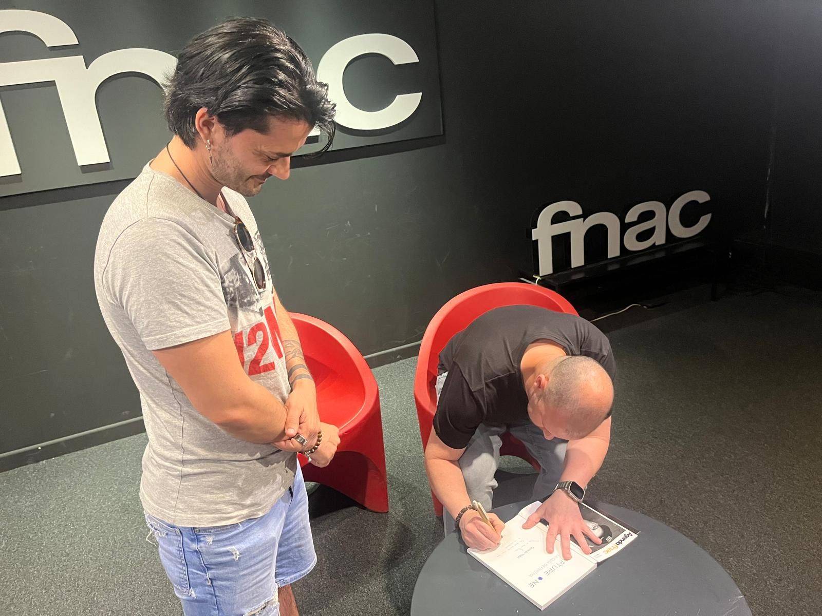 Presentacion FNAC Callao, Firma de libro